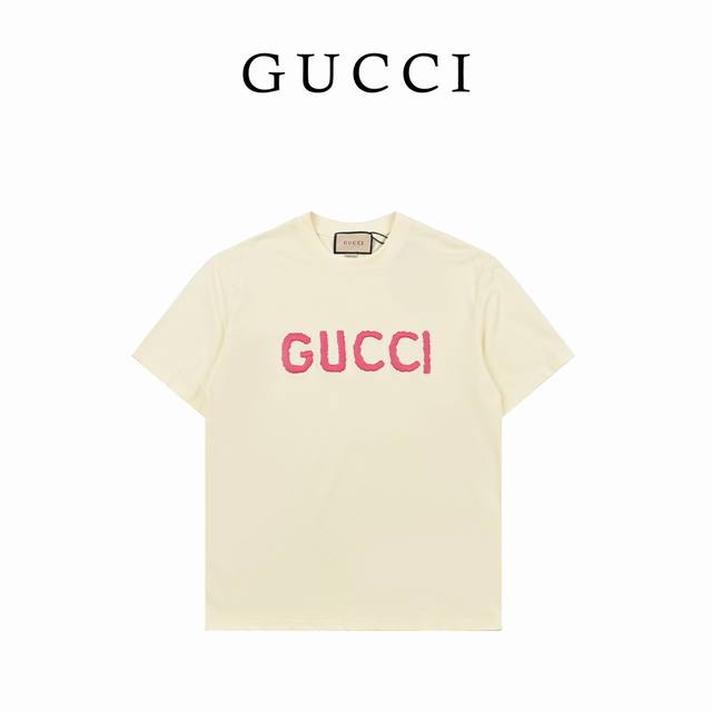 Gucci古驰粉色字母刺绣Logo图案短袖 官网同步，专柜纯棉面料贴肤舒适，耐看又好穿，经典简约Logo设计，原厂工艺一丝不苟，定制290 G同缸染面料手感非常