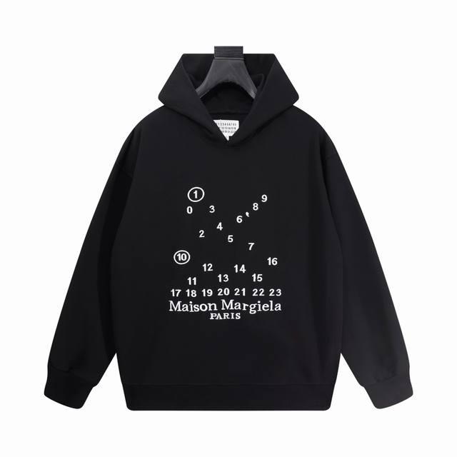 高版本Maisonmargiela 马吉拉 刺绣数字字母连帽卫衣，男女同款。 采用 G毛圈面料 非过高温缩水2次 不计成本控制缩率在2%内，特有手工缝标特色设计