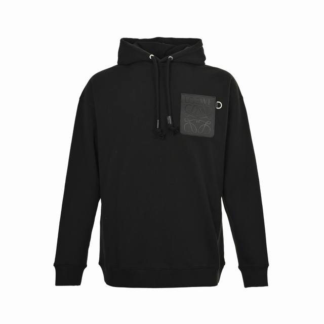 Loewe 罗意威 胸口压花徽标皮口袋连帽卫衣 这件衣服胸前枫叶棕皮标经品牌方反复修改一个月才敲定， 图腾的凹凸感设计点睛之笔直戳人心～ 肉眼可见的细腻， 进口