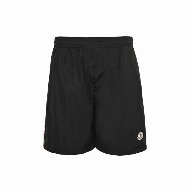 Moncler 蒙口 侧边织带徽标沙滩短裤 夏季渠道限定沙滩短裤，定制定染尼龙面料，侧边织带加经典徽标点缀，作为整条裤子的点睛之笔，更具个性高级，宽松的阔腿裤版