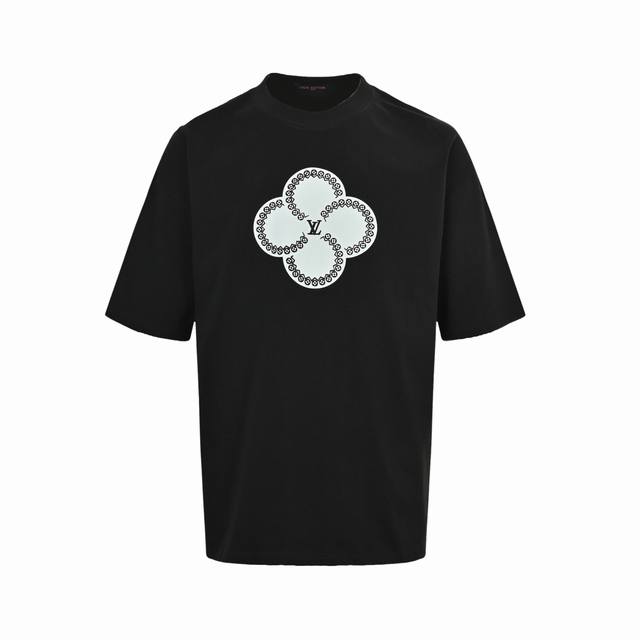 Louis Vuitton 路易威登 25Ss 四叶草印花短袖 面料采用定制240G 26支特滑双股精棉平纹高密无尘全棉布料。前幅高密度加厚，走线平整，代工品质