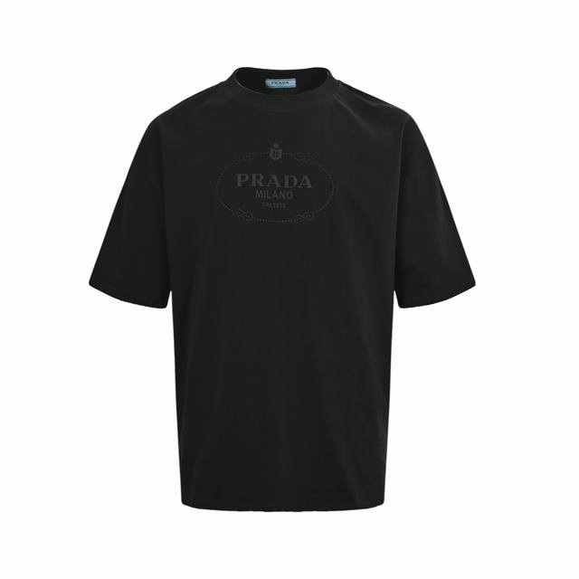 Prada 普拉达 25Ss 压胶字母印花短袖 面料采用定制240G 26支特滑双股精棉平纹高密无尘全棉布料。前幅高密度加厚，走线平整，代工品质，全套定制辅料。
