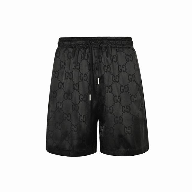 Gucci 古驰 24Ss 双G提花暗纹沙滩短裤 满印Logo的造型设计，桑蚕丝混纺会让衣服在柔软的同时保持很好的扩型效果，同时混纺工艺后的桑蚕丝材质比纯桑蚕丝