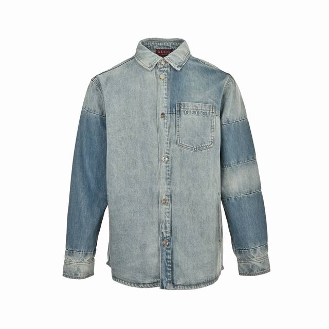 Gucci 古驰 25Fw 水洗压纹牛仔衬衫外套 定制幻韵浅蓝石磨水洗棉质丹宁绸，优先定位喷马溜再通过手搓出渐变效果 ，采用冲压填充技术填充缓冲性能良好的泡泡棉