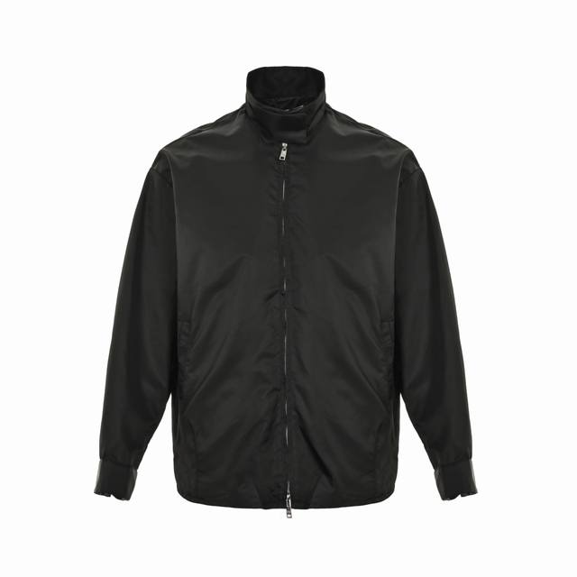 Prada 普拉达 25Fw 后领三角标立领夹克外套 定制尼龙斜纹防护绸，定制画样模版机车缝，通过画样机精确控制缝纫线路，确保Prada三角标精准定位，标签与夹