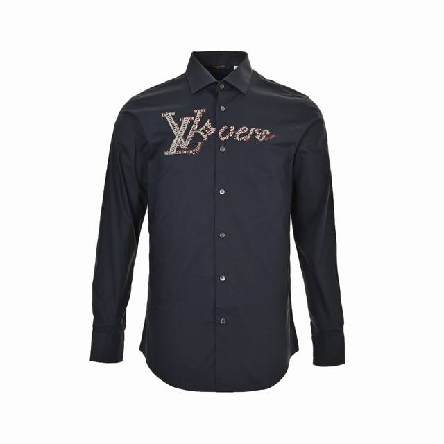 Louis Vuitton路易威登 24Fw 串珠字母Logo衬衫 因定制面料且N次调整胸口刺绣，导致出货速度不快，看似极其简单的产品，实则无数细节还原，门襟、