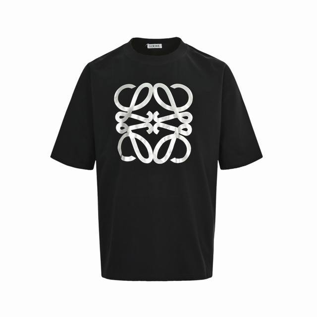 Loewe 罗意威 25Ss 烫银四叶草短袖 面料采用定制240G 26支特滑双股精棉平纹高密无尘全棉布料。前幅高密度加厚，走线平整，代工品质，全套定制辅料。