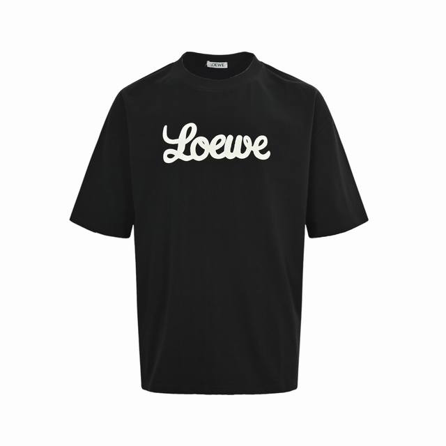 Loewe 罗意威 25Ss 签名字母短袖 面料采用定制240G 26支特滑双股精棉平纹高密无尘全棉布料。前幅高密度加厚，走线平整，代工品质，全套定制辅料。 S