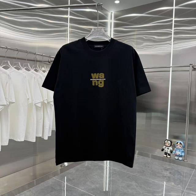 Wang 大王 2025春秋新款 320克 圆领短袖 贴布烫钻工艺 男女同款宽松版 S M L Xl Xxl 五个码 黑色 白色