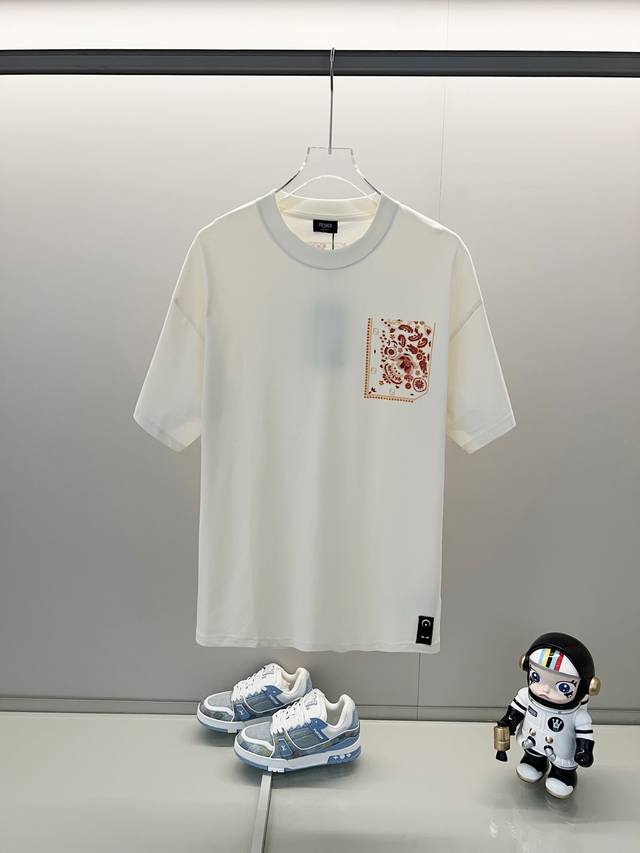 Fendi 芬迪 260克圆领短袖T恤 假口袋Ff花瓣落叶印花Logo标识 官方同步 高版本 高品质 时尚个性 百搭潮流 纯原品质 原版面料 吊牌 领标 水洗麦