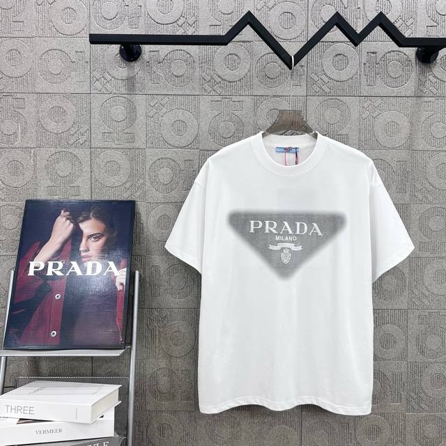 Prada 普拉达 字母Logo标识刺绣印花工艺 精致升级，灵感源自八十年代复古 原版面料 官方同款 定制同缸染面料 手感非常舒服 春夏最新砖柜同步 时尚又个性
