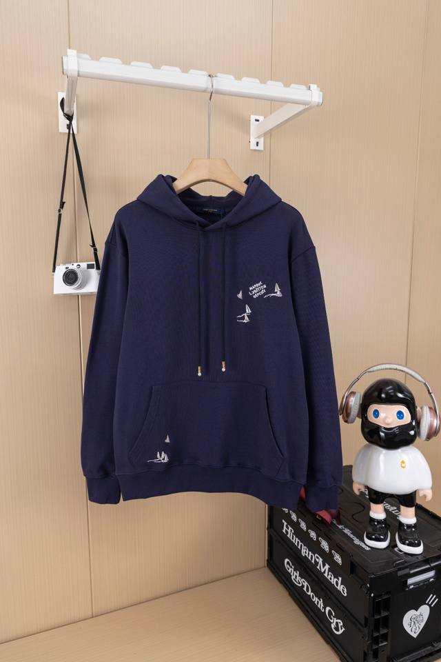 白底图 顶级版本 Lv 驴家25新款了帆船连帽卫衣 采用460克纯棉毛圈面料 走线清晰 采用万针刺绣 原单定制1:1线条流畅而细腻 手感质感更佳 不易变形 不易