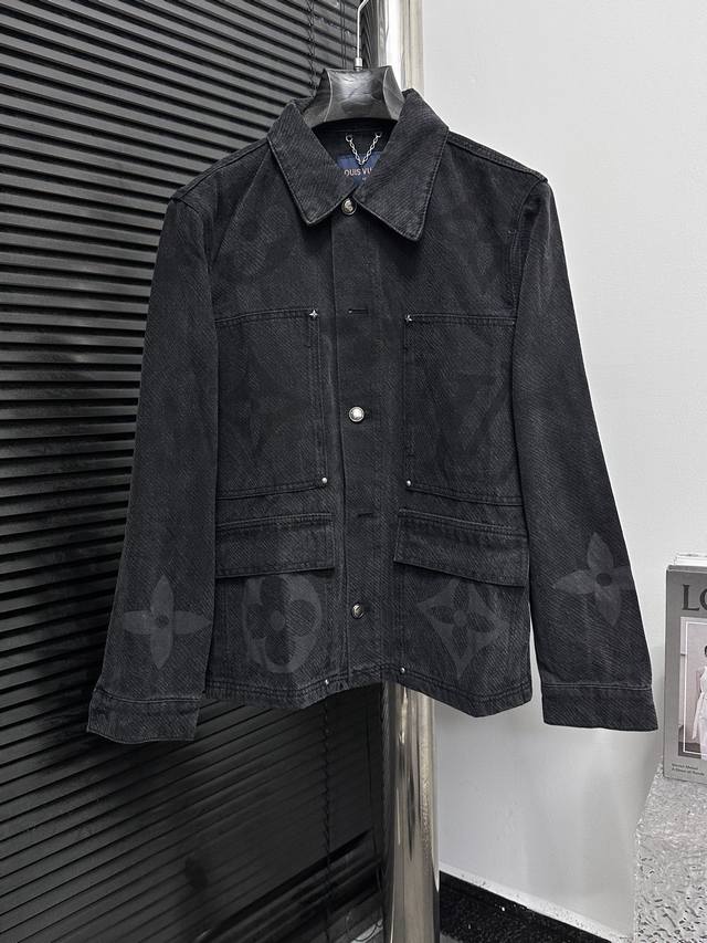 Lv 路易威登重工渐变水洗字母定位印花牛仔外套 非常重工的一款 斜纹肌理面料区别市场垃圾平纹面料克 重做顶 老花妥妥拿捏早秋出门穿搭 牛仔面料可直接机洗不变形