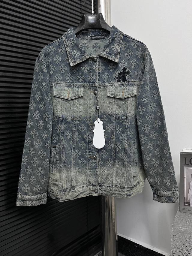 Chromehearts 克罗心重工钢印经典款梵文满印提花烫钻牛仔外套男女款 新款克罗心梵文印花定制面料外套 渐变色洗水，后背烫钻十字架牛仔外套非常重工的一款