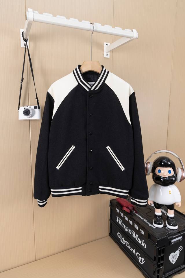 挂拍图 顶级版本 Ce 24Fw 肩膀拼皮棒球服外套夹克 面料采用了羊毛睛纶混纺材质 整件衣服使用羊毛螺纹可支持检测 肩部位置是皮料拼接工艺 皮质柔软纹路清晰