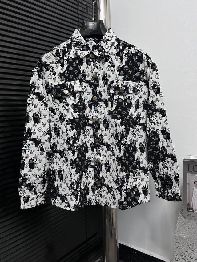 Louis Vuitton 路易25Ss提花夹克衬衫 这款衬衫领夹克，暗扣开合。采用重工水洗纯棉牛仔面料 柔软挺阔 舒适贴肤 超级洋气百搭的一款牛仔外套 男女同