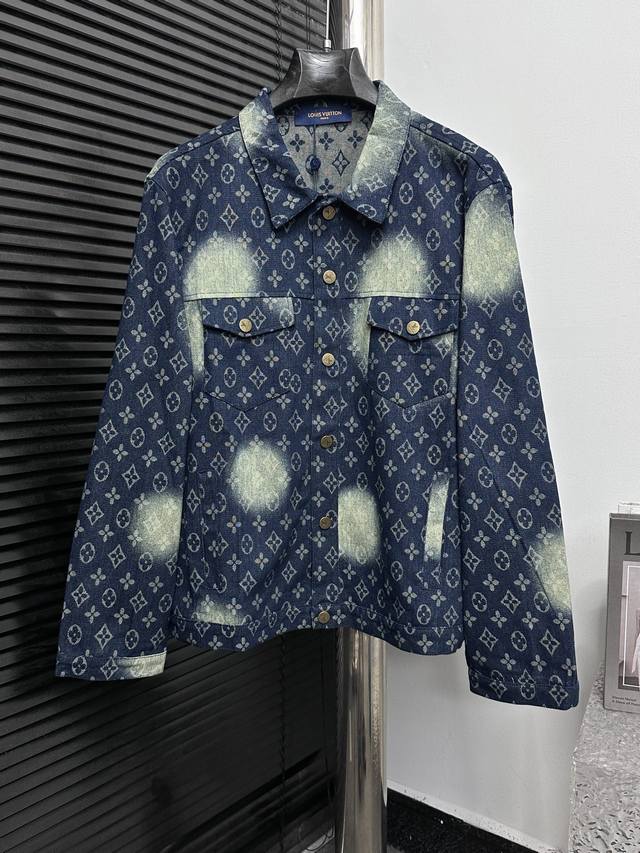 Louis Vuitton 路易25Ss提花夹克衬衫 这款衬衫领夹克，暗扣开合。采用重工水洗纯棉牛仔面料 柔软挺阔 舒适贴肤 超级洋气百搭的一款牛仔外套 男女同
