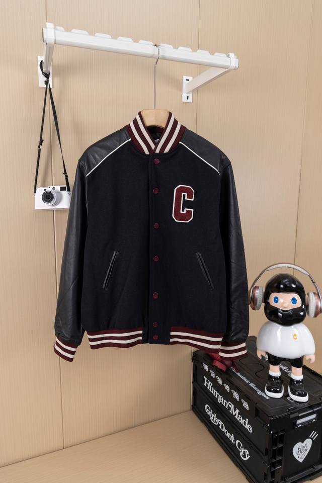 挂拍图 顶级版本 Celine 赛琳毛巾绣大C拼皮Teddy棒球服外套，羊绒拼皮的棒球服 版型挺括 有型 小立领设计也是非常喜欢啦 摸起来手感也舒服 袖口螺纹全