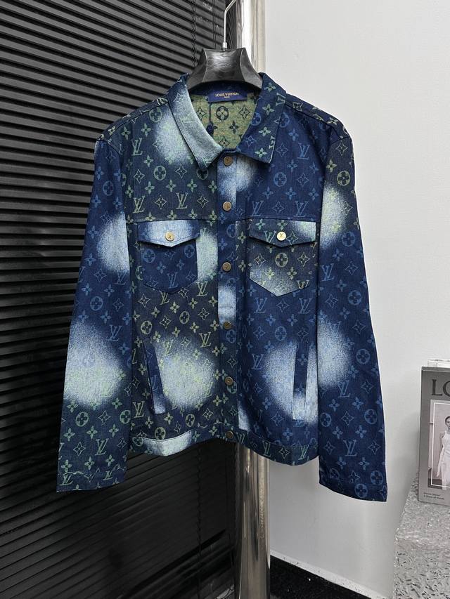 Louis Vuitton 路易25Ss提花夹克衬衫 这款衬衫领夹克，暗扣开合。采用重工水洗纯棉牛仔面料 柔软挺阔 舒适贴肤 超级洋气百搭的一款牛仔外套 男女同