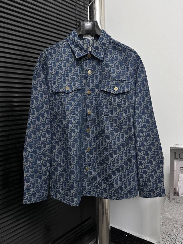 Dior 迪奥25Ss提花夹克衬衫 这款衬衫领夹克，暗扣开合。采用重工水洗纯棉牛仔面料 柔软挺阔 舒适贴肤 超级洋气百搭的一款牛仔外套 男女同款 时尚弄潮儿必备