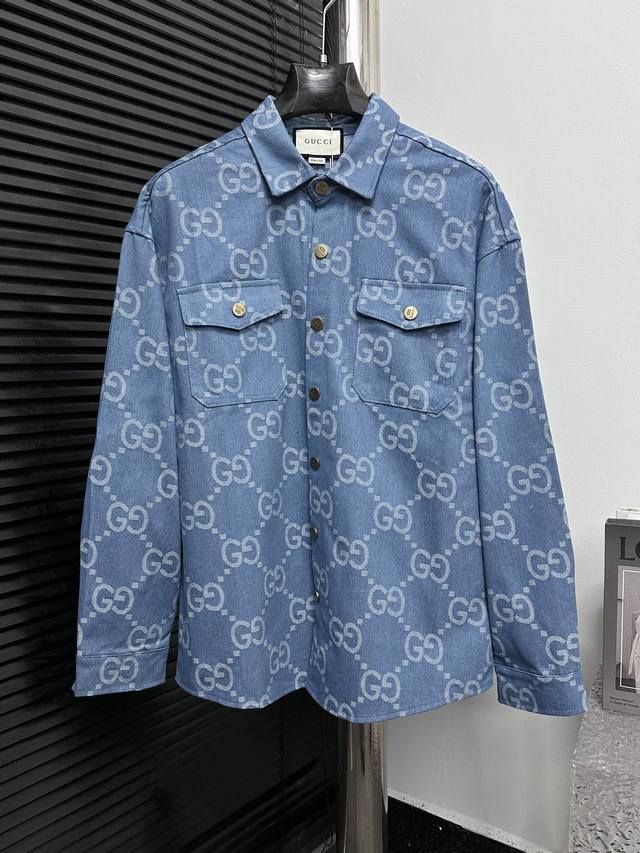 Gucci 古驰25Ss提花夹克衬衫 这款衬衫领夹克，暗扣开合。采用重工水洗纯棉牛仔面料 柔软挺阔 舒适贴肤 超级洋气百搭的一款牛仔外套 男女同款 时尚弄潮儿必