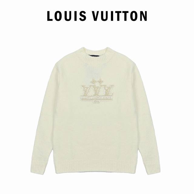 Louis Vuitton 路易威登 刺绣珍珠徽标针织毛衣 采用蚕丝棉混纺，成份分别为25%蚕丝与65%棉，10%锦纶。原版定染杏白色。辅料胸标采用多型号珍珠扣