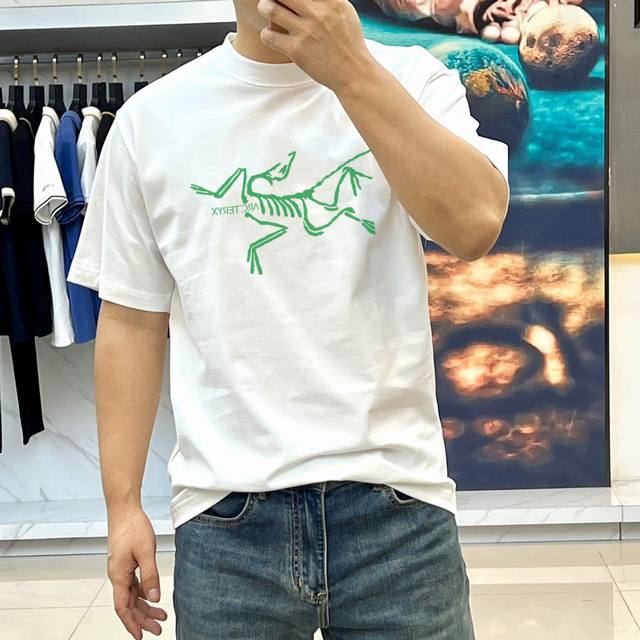 始祖鸟 夏季新款 印花字母Logo休闲短袖T恤。进口100%长绒棉面料，舒适透气，印花图案Logo每个细节做到极致，成品完成非常Ok！上身极赞，随意百搭！Os版