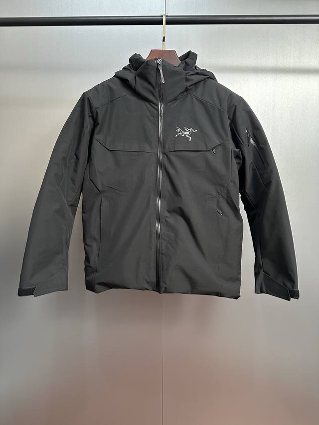 买菜Macai 鸟家硬壳连帽中长款情侣防风羽绒服，采用定制五金辅料，立体刺绣Logo，最新科技面料，防风挡雨。 整衣全部贴带接缝，防风雨更佳、Gore-Tex三