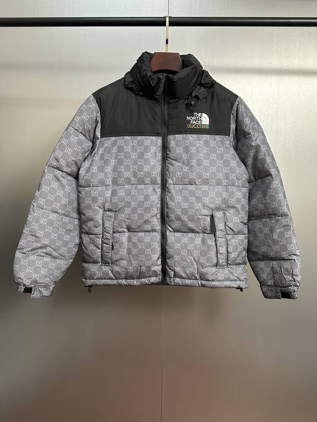 北面与古驰的联名羽绒服，绝对是今冬最值得入手的单品！经典的拼接设计，黑色与亮眼绿的碰撞，极具视觉冲击力 。满印的Gg标识，彰显古驰的奢华格调，品牌辨识度拉满。保