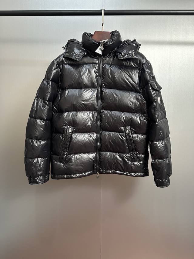 Moncler 玛雅 经典款羽绒服，亮面黑超有质感，保暖又时髦，轻松应对寒冬，潮人必备～保暖效果极佳，三防尼龙材质面料，防风防水，柔软舒适， Ykk双向拉链，耐