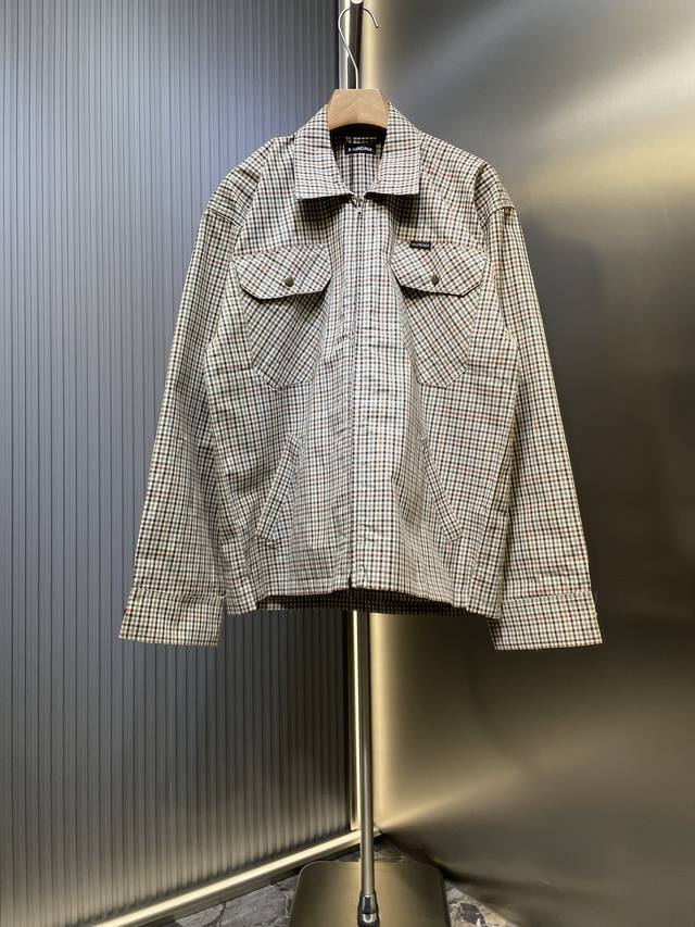 Balenciaga巴黎Blcg 2025Fw 秋冬新款格纹长袖翻领外套 双面高品质对格剪裁 隐藏式金属拉链开合门襟 前胸对称翻盖口袋 袋口字母标签点缀 廓型剪