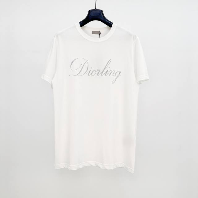 Dior 迪奥闪银字印花短袖 Size Xs S M L 采用24支的特纺紧密棉纱线织造而成，织造工艺要求较高，需要使用先进的织机和高品质的原材料。特纺紧密棉具