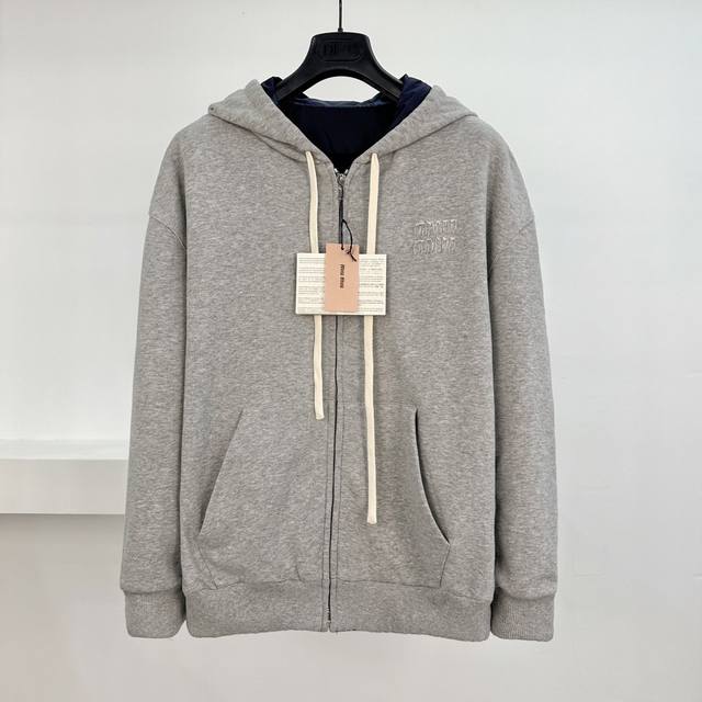 Miu Miu 缪缪25Fw 双面穿连帽卫衣 Size S M L 针织面采用400G M2高克重双纱毛圈布，采用双纱并线编织，比单纱毛圈提升约30%抗起球性与