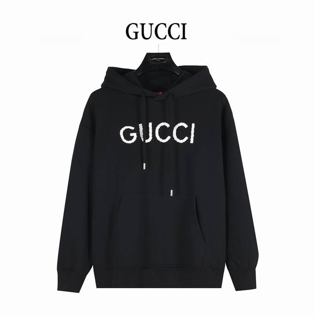 Gucci 古驰 25Fw 刺绣字母连帽卫衣 明星同款 英文字母刺绣连帽卫衣 采用立体绣花工艺 区别于普通的印花图标跟刺绣 定织纯棉面料，舒适透气不易变形。三标