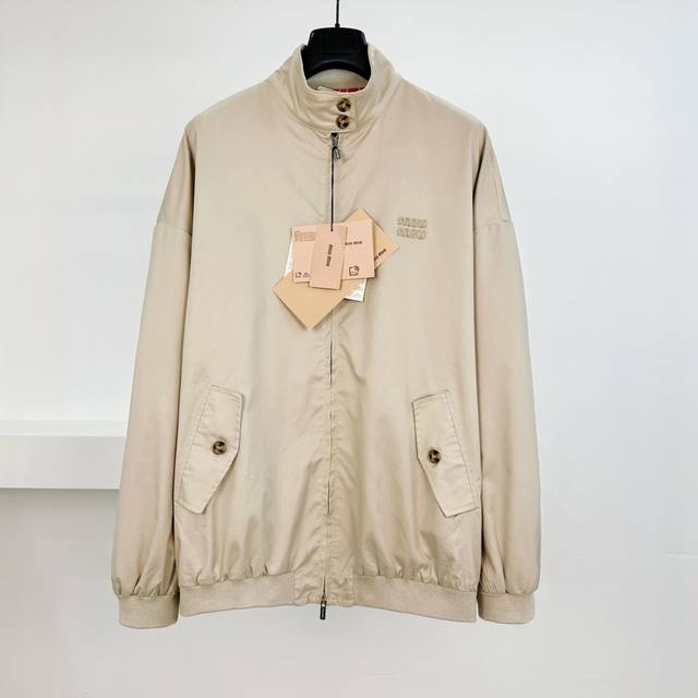 Miu Miu 缪缪25Ss 哈灵顿夹克外套 Size 38 40 70 定织定染80支双股斜纹棉质面料，纱线采用双股合捻技术，通过S Z向交替加捻提升纱线强韧
