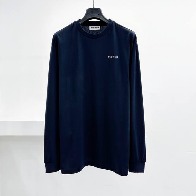 Miumiu 缪缪25Ss 圆领藏青色长袖 Size Xs S M 采用高品级24支精梳棉纱线，通过 先染后织 工艺确保色彩均匀性，纱线经双股加捻提升抗起球性，