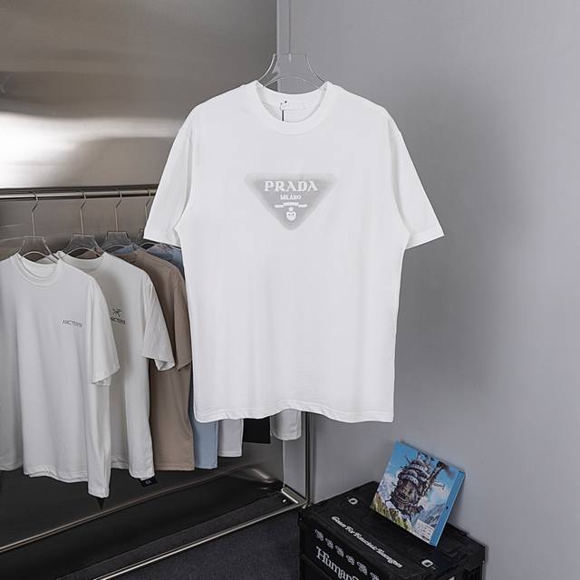 礼盒装 款号Y35-2码数Xs-S-M-L男女款 Prada 普拉达 25Ss 三角标刺绣内胆不扎身及喷墨、夏季新款短袖T恤 面料采用高克重280G双纱平纹面料