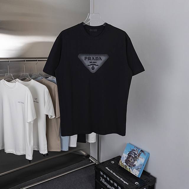 礼盒装 款号Y35-1码数Xs-S-M-L男女款 Prada 普拉达 25Ss 三角标刺绣内胆不扎身及喷墨、夏季新款短袖T恤 面料采用高克重280G双纱平纹面料
