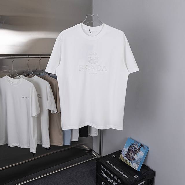 礼盒装 款号Y33-2码数Xs-S-M-L黑白两色、 Prada 2025Ss早春新品标识特防刺绣短袖T恤，胸前中空绣花图案、定制高支平纹精棉面料 极致柔软舒适