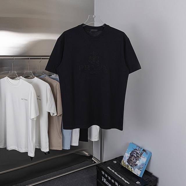 礼盒装 款号Y33-1码数Xs-S-M-L黑白两色、 Prada 2025Ss早春新品标识特防刺绣短袖T恤，胸前中空绣花图案、定制高支平纹精棉面料 极致柔软舒适