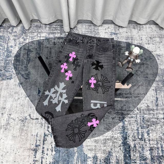 高版本Chrome Hearts克罗心 紫色喷绘涂鸦拼皮牛王牛仔裤，男女同款。克罗心里面颜色最能打的裤子啦啦啦采用珠帆布面料，重工水洗使面料上身更有质感，裤型挺