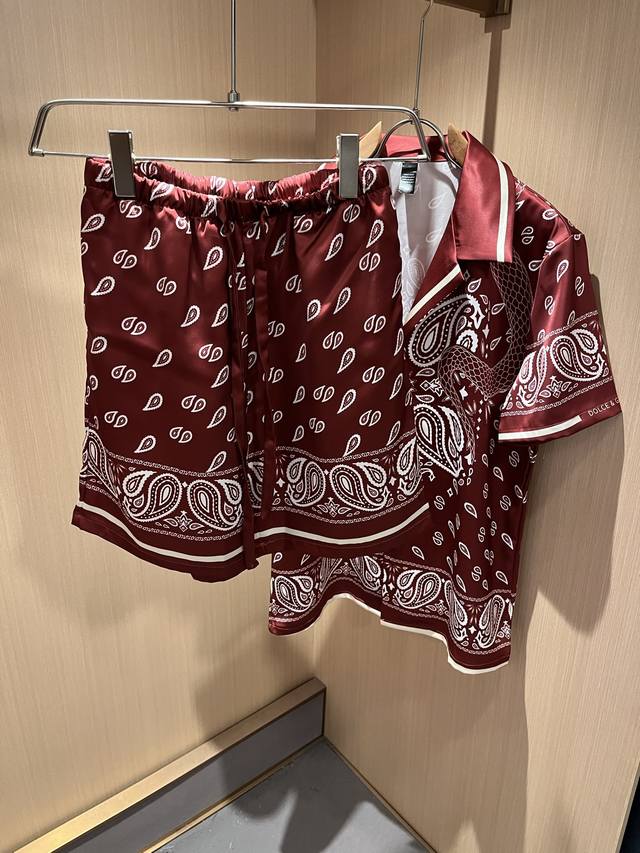 Dolce&Gabba*A 杜嘉*纳2025春夏新款男女同款睡衣套装，专柜同步发售！定制专属丝绸棉面料，胸前字母Logo图案印花工艺设计！简约大方，从容百搭，档