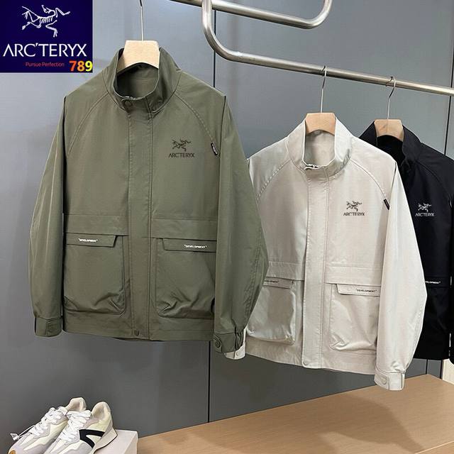 始祖鸟Arcteryx新款男士立领夹克外套！经典时尚款，户外休闲都可驾驭！客供Wee Burly防风防水面料，舒适保暖！立体裁剪版型，胸前化骨鸟印花，精致饱满，