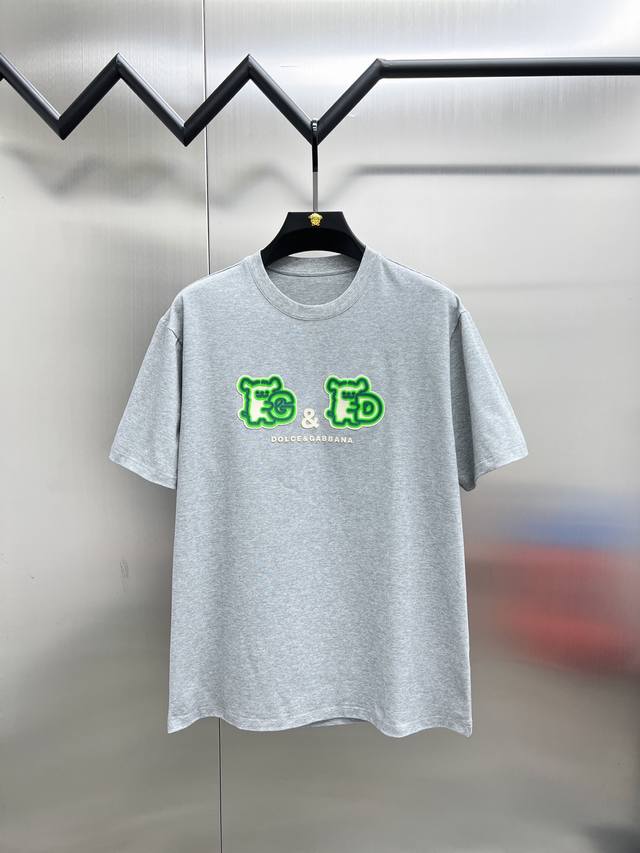 杜嘉班纳 Dg新款首发专柜最新款短袖圆领T恤 高端订制 设计前卫时尚！品牌Logo重工艺设计 高端定制面料.手感柔软.穿着舒适.专柜级别精致车线.做工精细.上身