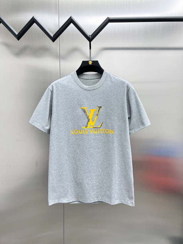路易威登 Lv新款首发专柜最新款短袖圆领T恤 高端订制 设计前卫时尚！品牌Logo重工艺设计 高端定制面料.手感柔软.穿着舒适.专柜级别精致车线.做工精细.上身
