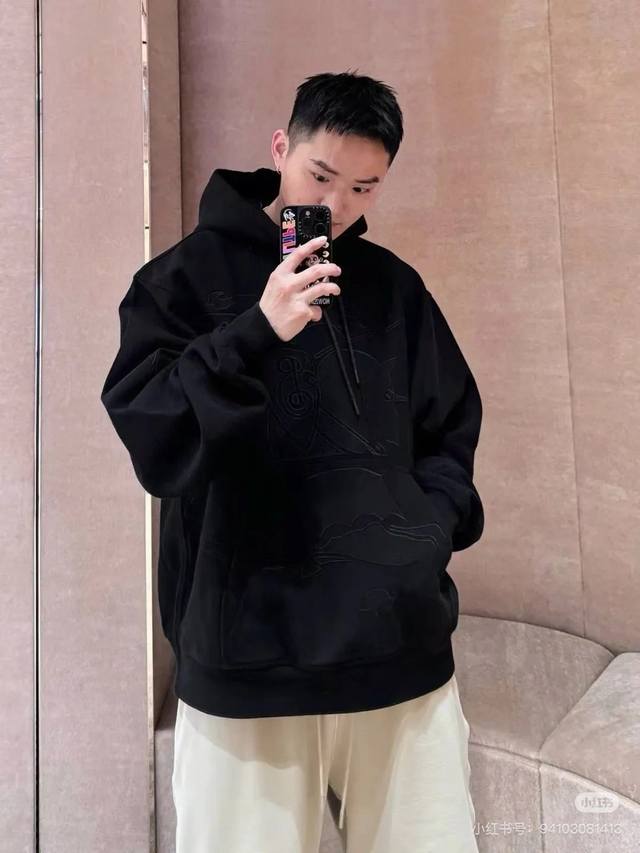 模特图组 款号：Dc163# Burberry巴宝莉经典战马双层压花刺绣连帽卫衣 面料采用500克纯棉毛圈高克重 整件衣服全部三针走线 双层战马压花刺绣 细节见