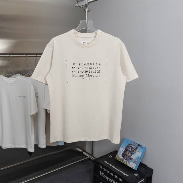 礼盒版 Lw75-2 Maison Margiela 磨损数字印花短袖 码数Xs-S-M-L 男女同款 现货发售 定制凝萃洗褪棉平纹棉面料，胸前饰以品牌磨损数字