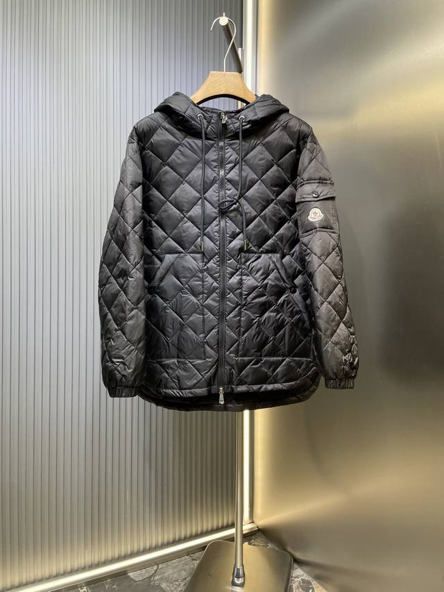 Moncler 25Fw新品上架 Camicia女士菱形绗缝连帽短款羽绒夹克外套 这款加衬夹克是衣橱中的实用单品， 适合在各种季节搭配穿着。拉链设计， 采用轻盈