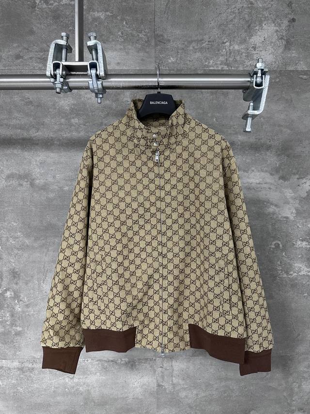 Gucci 古驰 25Fw早秋新款满印提花立领长袖夹克外套 新款夹克以驼色和深棕色帆布匠心打造，通体缀饰切丝，尽释别致风韵。 定制经典互扣面料，双面设计风格各异