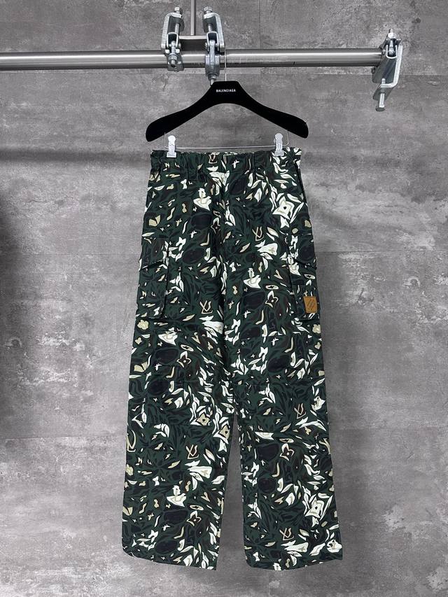 Lv 路易 25Fw早秋新品风琴袋迷彩工装长裤 本款都市工装裤为 Lv Camo 图案含蓄融入Monogram 标识，展现 Pharrell Williams
